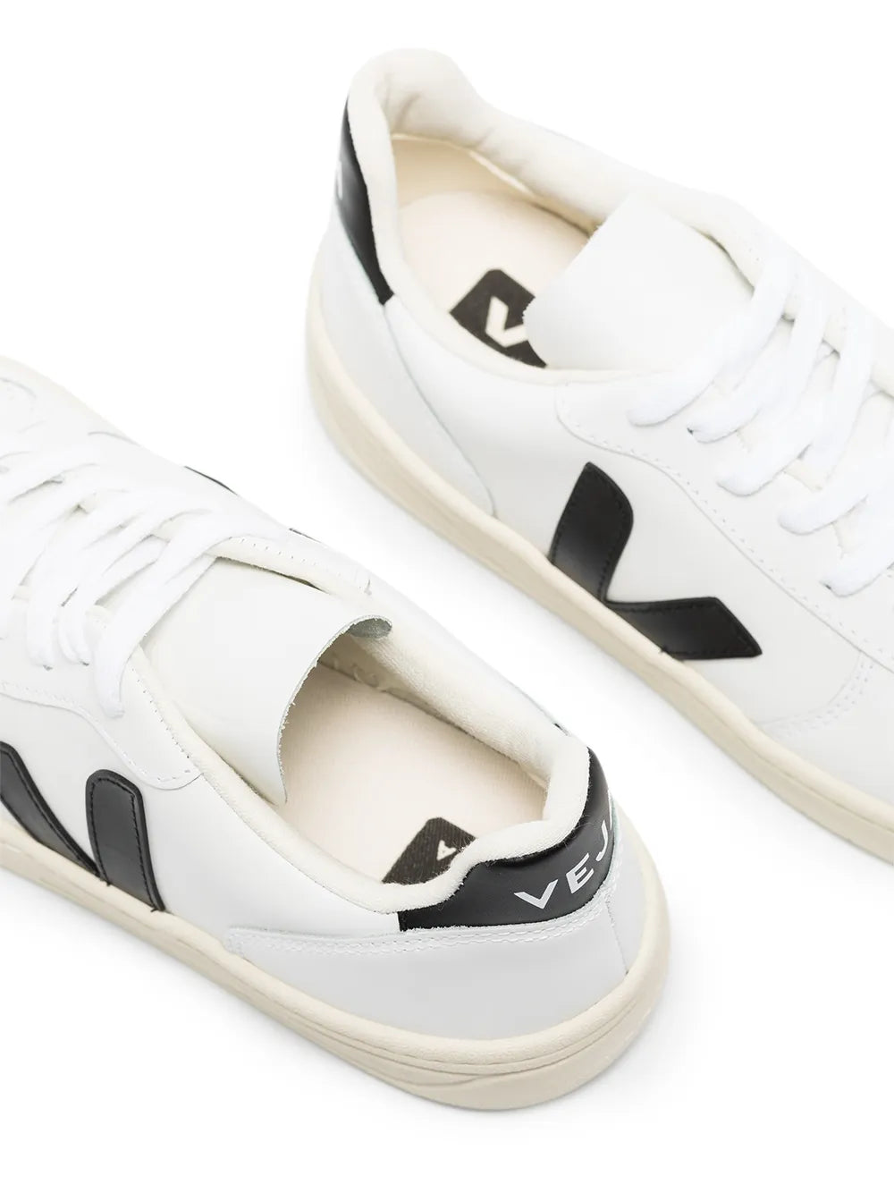 VEJA V-10 Leather
